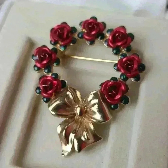 Avon NR red rose Wreath flowers brooch Christmas style Gold-toned red green - Picture 5 of 16